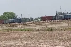 प्रयागराज में टला ओडिशा जैसा रेल हादसा, रेलवे स्टेशन के पास दो टुकड़ों में बंटी मालगाड़ी 