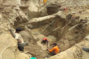 रामपथ : डक्ट खोदते-खोदते खोद डाली 150 घरों की पाइप लाइन, भीषण गर्मी में पानी को लेकर हाहाकार