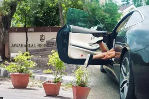 JNU में दो छात्राओं के अपहरण की कोशिश, रात 10 बजे के बाद बाहरी वाहनों के प्रवेश पर रोक 