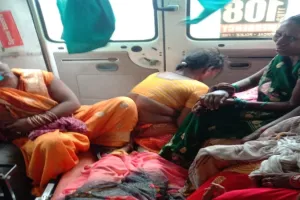 रायबरेली : तेज रफ्तार पिकअप अनियंत्रित होकर पलटी, 12 लोग घायल 