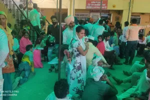 बरेली: 300 बेड अस्पताल... एआरवी केंद्र पर मरीजों की लाइन, स्टाफ गायब