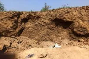 कौशांबी : मिट्टी के टीले में दबकर महिला की मौत, तीन घायल 