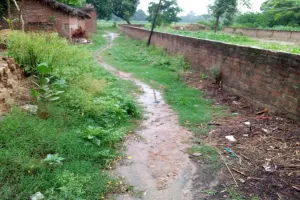 अयोध्या के इस गांव के लिए मुसीबत है बारिश, घरों में कैद रहते हैं यहां के लोग 