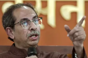 उद्धव का फडणवीस पर पटलवार, कहा- जानबूझकर महबूबा मुफ्ती के बगल में बैठा