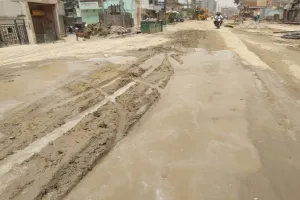 अयोध्या : कीचड़ से लथपथ रामपथ, लोग बोले - मुख्यमंत्री जी इधर भी देख लेते 