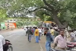महोबा : साइकिल सवार को बचाने में पेड़ से टकराई बस, 20 यात्री घायल