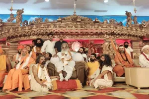 अयोध्या : महंत नृत्यगोपाल दास के 85वें जन्मोत्सव पर आयोजित संत सम्मेलन में जुटे देशभर के साधु-संत