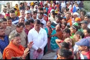 लखनऊ : 13 साल की बच्ची का शव सड़क पर रख परिजनों ने किया प्रर्दशन, मामले को फास्ट-ट्रैक कोर्ट में चलाने की मांग पर अड़े