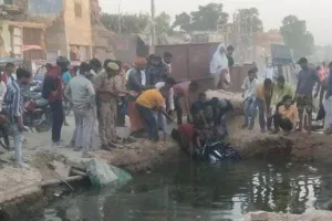 अयोध्या : मोटरसाइकिल सहित रामपथ के 8 फुट गहरे पानी से भरे डक्ट में गिरा युवक