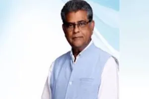 अयोध्या : एक कार्यक्रम में गोरखपुर जा रहे वन राज्यमंत्री अरुण सक्सेना छात्रा के घर पहुंचे, दुख की घड़ी में परिजनों को ढांढस बंधाया