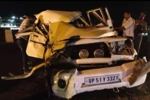 संत कबीर नगर : खलीलाबाद के मेंहदावल बाईपास ब्रिज के ऊपर ट्रक ने बोलेरो को मारी टक्कर, तीन हुए घायल