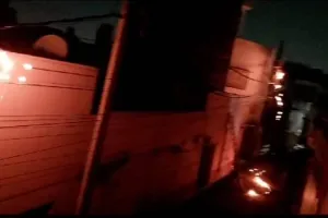 लखनऊ: आलमबाग में शॉर्ट सर्किट से पोल पर लगी आग, बिजली की राह देख रहे लोगों की बढ़ीं मुश्किलें