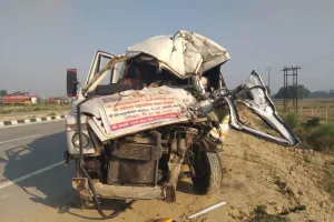 सुलतानपुर : तीर्थयात्रियों से भरी ट्रेवलर बस खड़ी ट्रक से टकराई, महिला की मौत, आधा दर्जन से ज्यादा लोग घायल