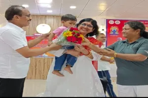 प्रयागराज : मुक्त विश्वविद्यालय में दो वर्षीय आरोही ने योग में किया कमाल, कुलपति ने गोद में उठाकर किया सम्मानित