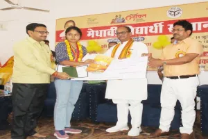 प्रतापगढ़ : हाईस्कूल व इंटरमीडिएट के मेधावी छात्र-छात्राओं को किया गया सम्मानित