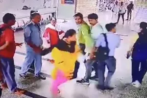 लखनऊ : कैसरबाग बस अड्डे पर युवती को पीटने वाली  महिला कर्मचारी निलंबित