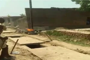 बहराइच : चिलचिलाती गर्मी के चलते धूप में खड़ी बाइक में लगी आग, जलकर हुई राख