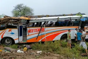 हमीरपुर : बारातियों से भरी बस अनियंत्रित होकर पलटी, दो बच्चों की मौत, कई घायल