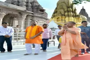 वाराणसी : एक दिवसीय दौरे पर वाराणसी पहुंचे सीएम, मंदिरों में दर्शन-पूजन के बाद में जनसभा को किए संबोधित