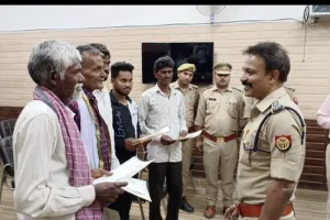 रायबरेली : गंगा में डूबे युवकों को खोजने में लगा दी थी जान की बाजी, एसपी ने पुरस्कार देकर बढ़ाया हौसला