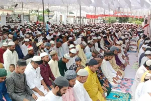 ईद-उल-अजहा : सजदे में झुके सिर, दुआ को उठे हाथ