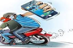 गौतमबुद्धनगर : मोबाइल छीनकर भागते बदमाशों का पीछा करते हुए महिला स्कूटी से गिरी, घायल