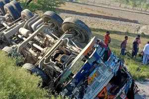 बहराइच में अनियंत्रित ट्रक पलटने से चालक और परिचालक घायल