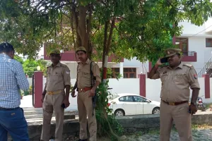 Video : लखनऊ में रिटायर्ड डीजी दिनेश शर्मा ने गोली मारकर किया सुसाइड, लिखा - मैं अब जीना नहीं चाहता 