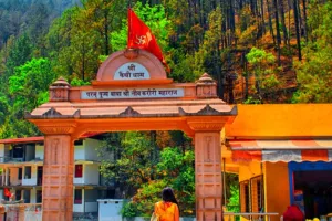 Kainchi Dham: बाबा के दरबार में लगी भक्तों की कतार, रात भर हनुमान चालीसा का हुआ पाठ 