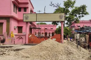 अयोध्या: श्रीराम अस्पताल के एक गेट पर गिट्टियां, दूसरे पर जलभराव, एंबुलेंस के आने-जाने में भी हो रहीं दिक्कतें