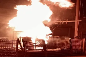 संभल: फाल्ट से उठी चिंगारी से धू -धू कर जला ट्रांसफार्मर, क्षेत्र के 700 घरों की बिजली गुल