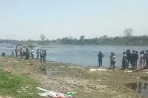 आगरा: पलक झपकते ही यमुना में डूब गए चार युवक, घरों में मची-चीख पुकार, तलाश जारी
