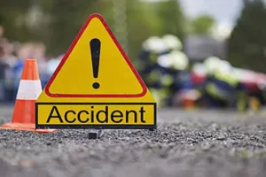 बलिया में सड़क हादसे में बाइक सवार युवक की मौत, अन्य घायल 