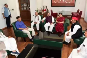 अखिलेश यादव से मिले केजरीवाल, बोले सपा प्रमुख-  मेरी पार्टी आपके साथ...