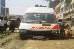 अयोध्या: अस्पताल के पास गड्ढे में फंसी एंबुलेंस को ट्रैक्टर से खिंचवाना पड़ा