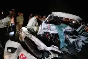 बांदा में बड़ा सड़क हादसा: ट्रक से टकराई तेज रफ्तार बोलेरो, छह की दर्दनाक मौत, दो घायल