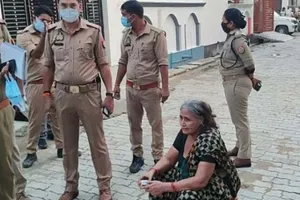 बाराबंकी: नाती के दस दिन पुराने शव के साथ रह रही थी बुजुर्ग, घर का नजारा देख दंग रह गई पुलिस