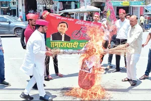 बाजपुरः 'आदिपुरुष' फिल्म के प्रसारण पर रोक लगाने की मांग, मुंतशिर का पुतला दहन कर किया प्रदर्शन