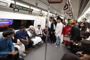 मेट्रो की सवारी कर दिल्ली विश्वविद्यालय पहुंचे PM मोदी, तस्वीरें की ट्विटर पर साझा