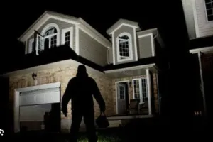 हल्द्वानी: दुकान की दीवार काटी, घर की खिड़की तोड़कर उड़ाया लाखों का माल