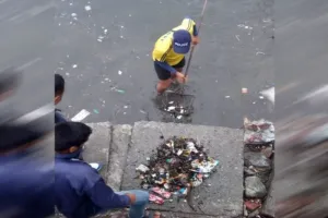 नैनीताल: सफाई पर निगरानी को पर्यवेक्षकों की नियुक्ति, झील से एकत्र किया कूड़ा