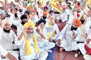 Rudrapur News: अतिक्रमण व ध्वस्तीकरण की कार्रवाई से जिलेभर के किसानों में आक्रोश, गल्ला मंडी में किया प्रदर्शन