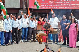 Tanakpur News: चिकित्सकों के स्थानांतरण व दवा नहीं मिलने पर फूंका पुतला, दवा नहीं मिलने का आरोप