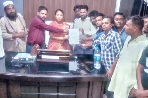 Khatima News: फड़ व्यवसायियों ने किया पालिकाध्यक्ष व ईओ का घेराव, पांच गुना तहबाजारी बढ़ाने पर भड़के व्यापारी 