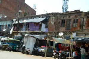 Kanpur News: साहब! मेरा घर गिरा दो, बारिश में यह हमें मार डालेगा