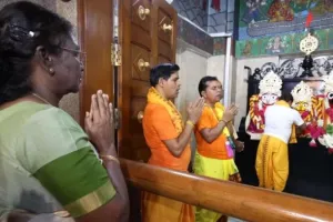 New Delhi News : जगन्नाथ मंदिर के गर्भगृह से बाहर राष्ट्रपति द्रौपदी मुर्मू के पूजा करने पर विवाद