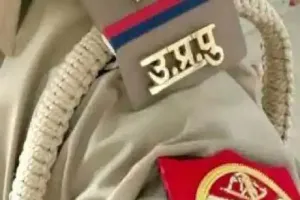 मैं मुजफ्फरनगर से हूं, दो पिस्टल रखता हूं...बोलने वाला सिपाही लाइन हाजिर