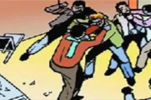 रामपुर: DJ को लेकर घरातियों और बारातियों के बीच विवाद, जमकर चले लाठी डंडे...दो घायल 