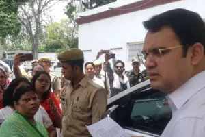 Etawah News: तीन दिन से धरने पर बैठी महिलाओं ने डीएम को घेरा, रास्ता खुलवाने की मांग