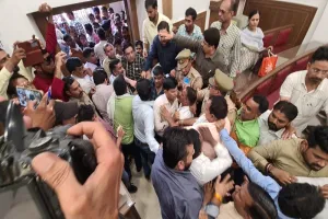 नगर निगम बोर्ड की बैठक : पार्षद और सफाई कर्मचारियों में हाथापाई के बाद सदन स्थगित, पुलिस ने संभाले हालात